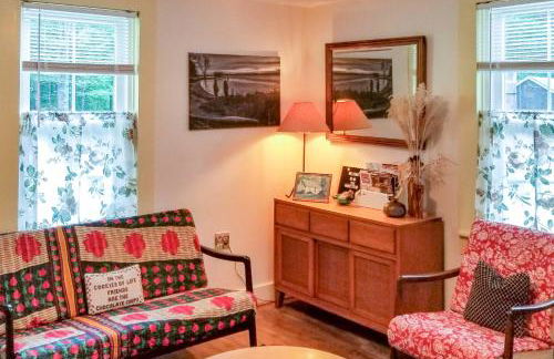 Rustic-Chic Cottage with Yard and Grill - Near Hiking! - Foto 3