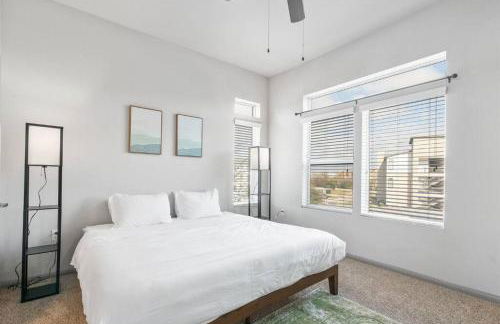 Modern Austin 2BR 2B Unit with Pool, Parking & WiFi - Photo 30