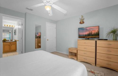 Upstay Lakeside Retreat w Private Pool and Game Room - Foto 46