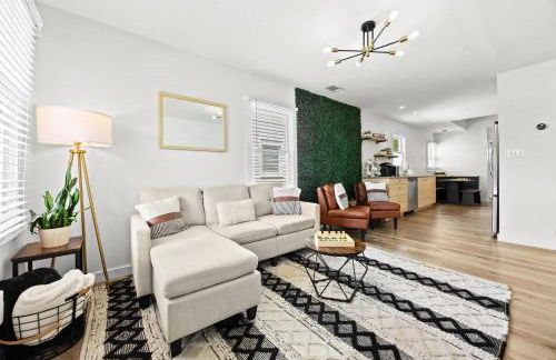 3BR 2BA Derby Home Walk to Churchill Free Parking - Foto 7