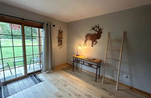 Spacious Luxury Villa Retreat with Jetted Tub, Fireplaces, Balconies, and Smart TV in North Utica, Illinois - Foto 4