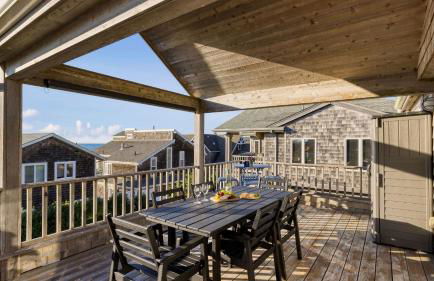 Beachside Retreat w Hot Tub Balcony Dining Blue-Ceiling Charm Sea Cured by AvantStay - Photo 4