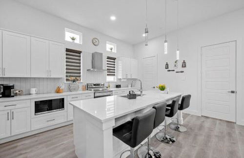 BRs w Ensuite Baths l Pet-Friendly l Central Loc - Foto 7