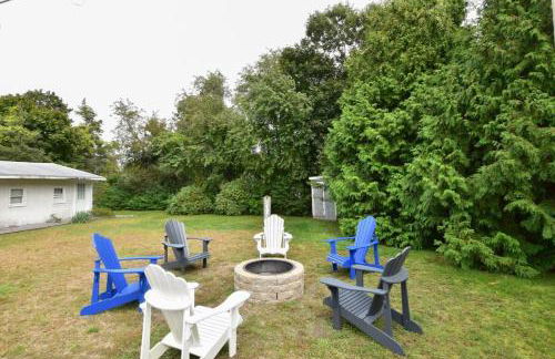 Antique Dennis getaway with firepit & EV charger Dog friendly - Foto 4