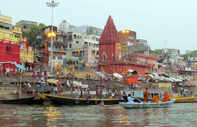 Sunrise boat ride on Ganges river followed by walk through the narrow alleys of Varanasi - Private - Foto 4