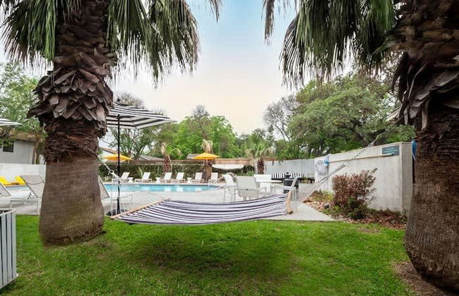 Soco 2BR Corner Suite w Pool King bed Fast Wifi - Photo 11