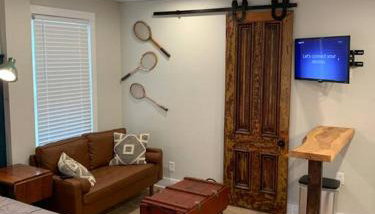 Refined Studio New Construction 1 Mile From Town - Foto 2