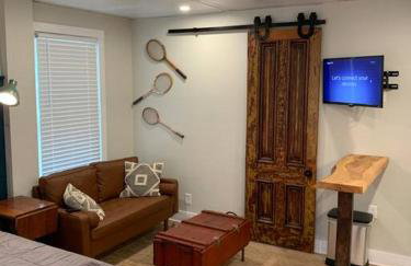 Refined Studio New Construction 1 Mile From Town - Foto 2