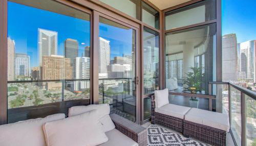 Downtown Luxury High-Rise with Panoramic Views - Foto 2