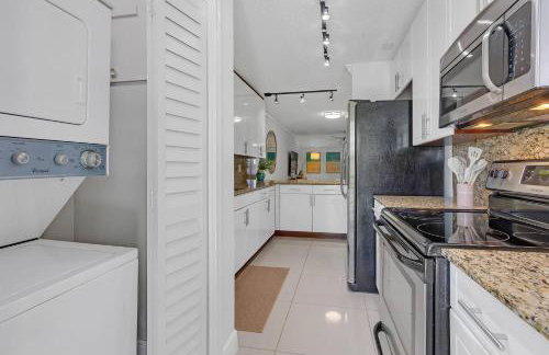 Boca Waterfront • Watch the Boats • Pool & Gym - Photo 21