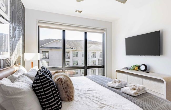 Prime Walkable Midtown Location, Pool, Gym Outlaw's Den by Avantstay - Foto 15