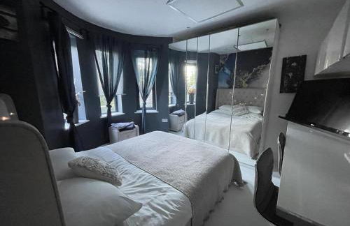 Artsy Retreat - Sleeps 6 Free Parking & Balcony - Photo 32