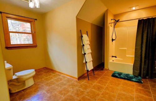 Luxury Cabin with Heated Pool, Hot-Tub & Deluxe Outdoors - Photo 52