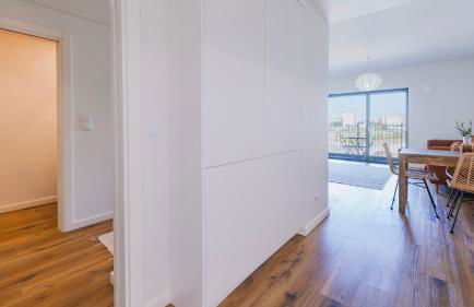 Soft Modern Flat With Pool & Gym by LovelyStay - Photo 22