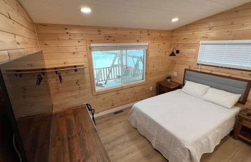 'Lakeside' Cottage with porch and sandy beach - Photo 12