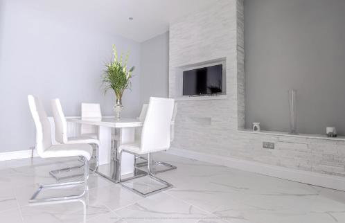 Beautiful Modern Open Plan Living With Hot Tub - Photo 17