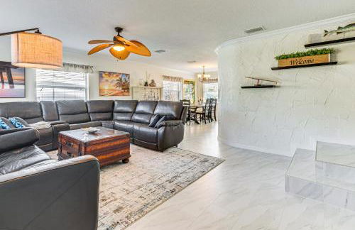 Spacious Canalfront Home with Pool about half Mi to Beach - Foto 4