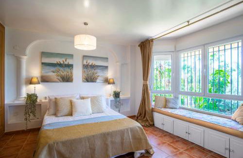 10 Bedroom 5 Star Luxury Villa & Heated Pool for 5 to 28 Guests near Alicante - Foto 27