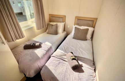 Marton Mere - 3 Bedroom Caravan- by Holiday Homes - Photo 11