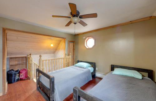 Love Shack Retreat Cabin with Deck and Yard! - Foto 18