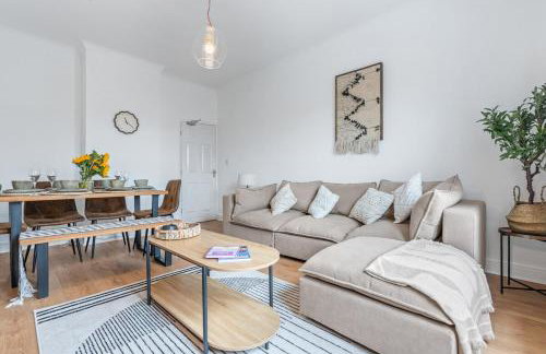 Stylish 4Bed Executive Stay WiFi and Parking - Photo 7