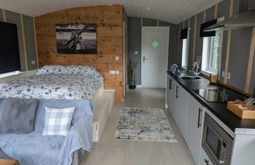 Tranquil Cabin Retreat- Sleeps 2 Parking - Foto 4