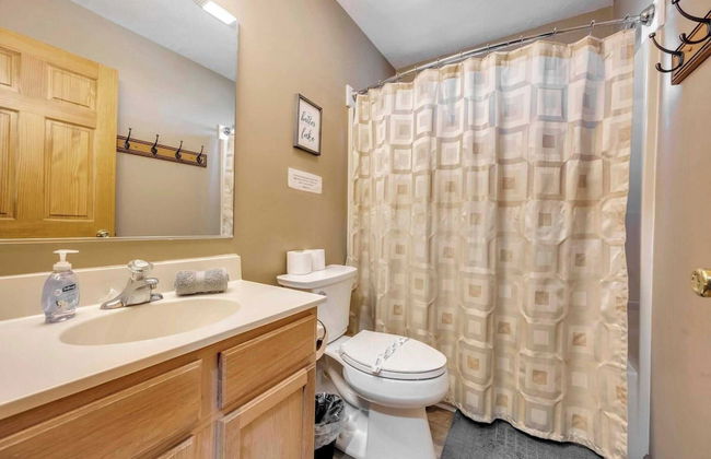 Pocono Pinnacle by Avantstay Steps to the Lake, Game Room, Large Deck - Foto 16