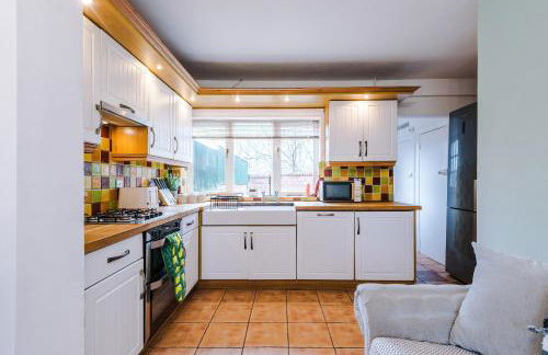 Stylish 4 Bedroom Home in Port Sunlight with 7 Beds Perfect for Business Bookings and Groups - Foto 16