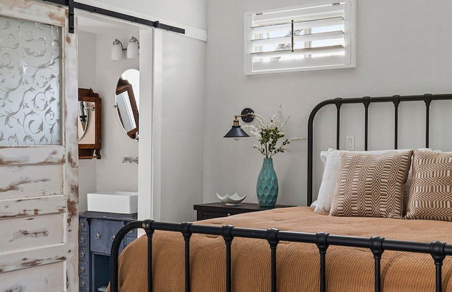 Kingsby Cottage - 1BR & Mountain Views - Photo 3