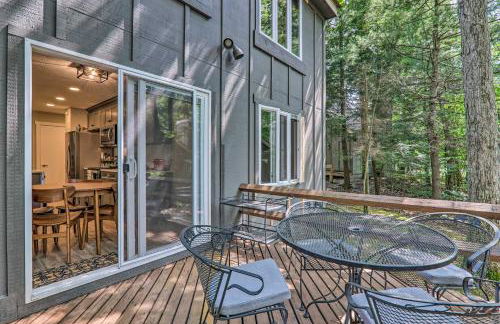 Unwind Fireside and Walk to Slopes! Poconos Getaway - Foto 25