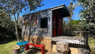 Bohémienne regarde la mer. - Foto 1