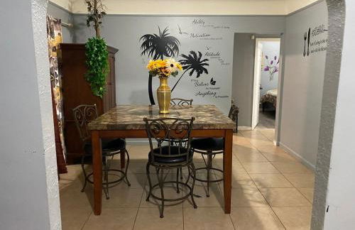 At the Center of Dearborn, MI 2 Bedroom apartment with backyard and balcony - Foto 10