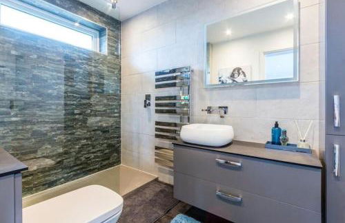 Very Large 5 Bed House Higham Ferrers family and contractors king beds Sky TV Pool Table Gym - Foto 4