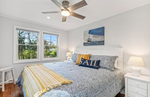 Steps to Beach + Sunset Views! East Marion Home - Foto 11