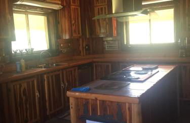 LOG HOME CANINE RETREAT with DOG ART COLLECTION - Foto 2