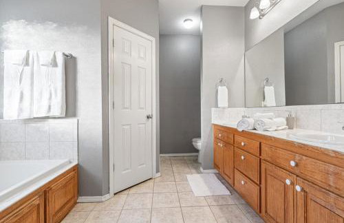 Spacious 6 bed Bentonville House, Sleeps 12, Smart TVs, Wi-Fi - Foto 18