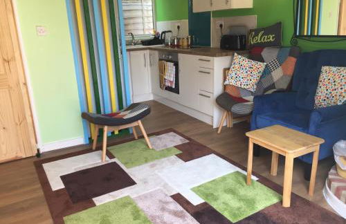 Seaside Studio Retreat w Hot Tub April - October - Photo 16