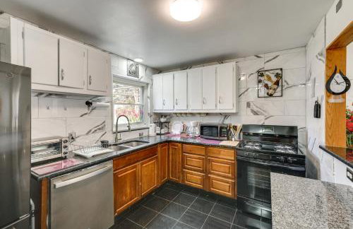 Walk to Detroit Zoo Home with Sunroom and Patio! - Foto 10