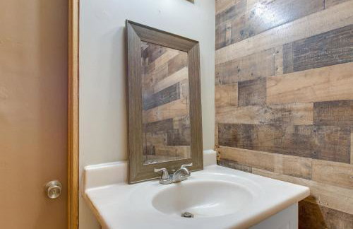 Spacious Aurora Retreat w/ Game Room + Hot Tub! - Foto 25