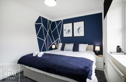 Large 3 Bed House - Long Stays Welcome - Smart TVs in Each Bedroom - Parking - Wifi - Foto 1