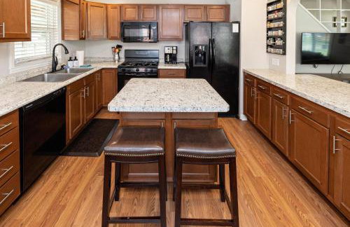 OPEN 4BR2BA Sleeps 8 Near Hwy Covered Deck - Foto 11