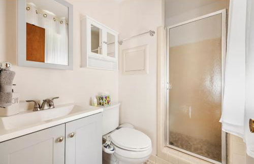 3BR Home - Free Parking-WiFi Kitchen Laundry-Kids Friendly-Near DC & Downtown & Metro-Patio & Deck - Foto 28