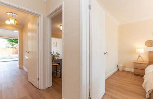 Pass the Keys Stunning Spacious Chessington Gem with Parking - Photo 52