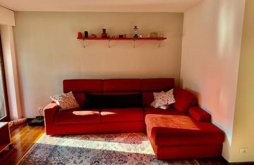 Appartamento per Famiglie in Centro ad Asiago con Posto Auto e Ampio Giardino - Foto 2