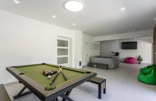 Luxe villa with pool, jacuzzi, and sauna - Foto 29