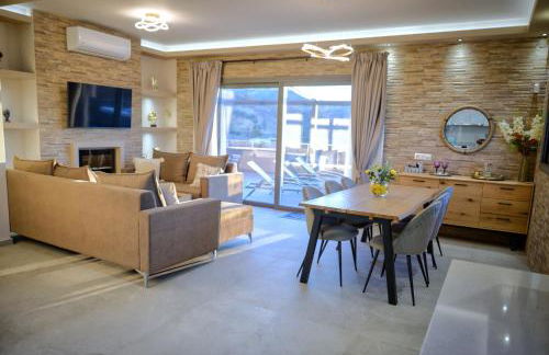 Secluded Luxury Villa w Jacuzzi & Stunning Views - Photo 11