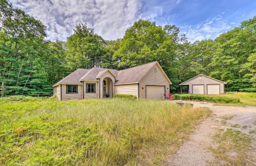 Cozy Whitehall Hideaway with Hot Tub and Chiminea! - Foto 33