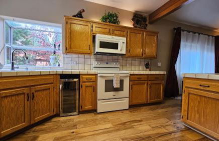 Knotty Pine Cabin with Artisan Stone Patio - Walk to Bass Lake - Foto 28