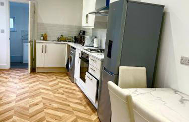 Neath, South Wales Getaway - 4 Bedroom Home -7 Guests - Free Parking - Foto 5