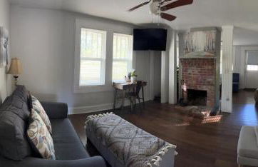 Getaway Country Cottage -Entire House w/ Fireplace - Foto 9